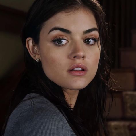 Aria Montgomery Makeup, Aria Montgomery Hair, Lucy Hale Makeup, Aria Montgomery Aesthetic, 2000s Tv Shows, Pretty Little Liars Aria, Show Makeup, Pretty Little Liars Fashion, Aria Montgomery