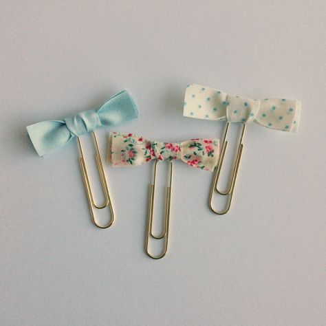 Bow Paper Clips Tutorial - Fabric Tape Girls Night Crafts, Bottle Cap Magnets, Letter Ideas, Paper Bow, Embellishment Diy, Paper Candy, Pocket Letter, Staff Gifts, Giveaway Winner