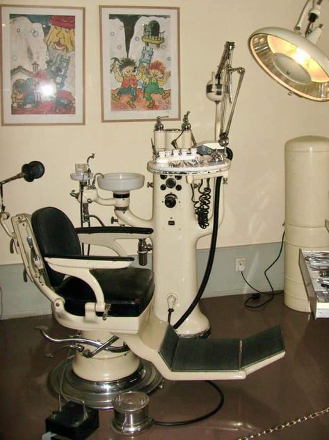 1970s Interior Design, Dentist Chair, Dental Pictures, Dentist Office Design, Dentist Art, Female Dentist, Dental Office Design Interiors, Dental Art, Dental Office Design