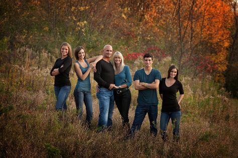 LOVE this idea for older siblings photo! Adult Family Photos, Sibling Photography Poses, Large Family Portraits, Big Family Photos, Large Family Photos, Family Photoshoot Poses, Family Portrait Poses, Sibling Photography, Sibling Photos