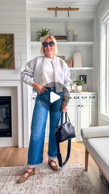 Sarah Kelly | 40+ Style & Denim Expert on Instagram: "Instantly Chic Fall Outfit Formula 🍂
Comment OUTFIT & I’ll message you all the details! 

Spice up your fall wardrobe effortlessly with this polished, meets relaxed look👏🏻

*EXPERT TIP: push up your sleeves & cuff your jeans for a styled touch. This will help balance out your proportions with a an oversized jacket & baggy style jeans 👍🏻

#jeanswear #fallstyleinspo" Oversized Jean Jacket Outfits Fall, Big Cuff Jeans Outfit, How To Cuff Baggy Jeans, Oversized Jean Jacket Outfit, Jean Jacket Outfits Fall, Cuffed Jeans Outfit, Wide Leg Jean Outfits, Chic Fall Outfit, Jean Jacket Outfits