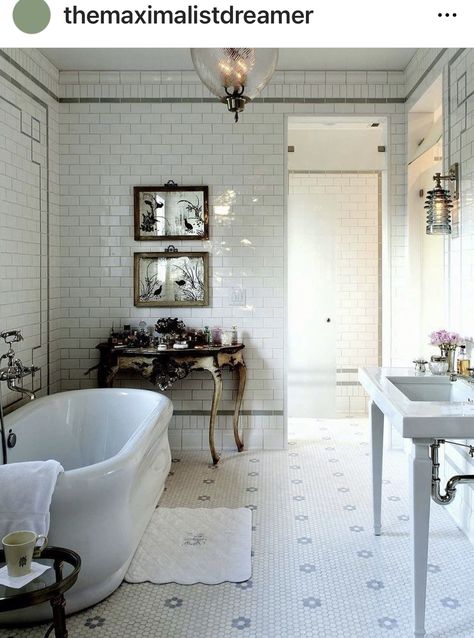 Vintage Decor Bathroom, Modern Vintage Bathroom, Victorian Bath, Modern Vintage Decor, Bathroom Trends, Decor Bathroom, Beautiful Bathrooms, White Bathroom, House Inspo