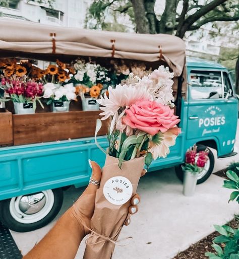 Flower Stall Aesthetic, Florist Market Stall, Flower Truck Ideas, Flower Truck Business, Wildflower Cafe, Flower Trucks, Getting Flowers, Natalie Downey, Bouquet Business