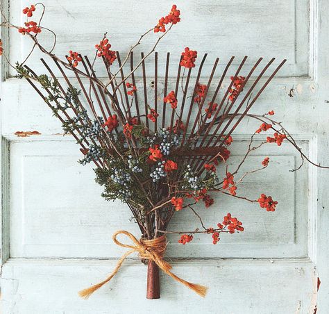 Decorate an old rake insted of a door wreath ~ great idea! Fall Deco, Decoration Originale, Autumn Nature, Fabulous Fall, Deco Floral, Fall Decor Diy, Fall Holidays, Fall Wreaths, Happy Fall