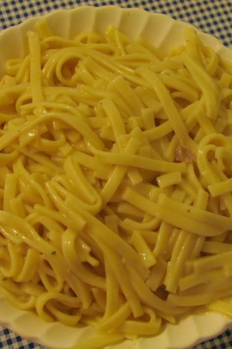 Amish Style Noodles Amish Noodles, Ohio Amish Country, Pennsylvania Dutch Recipes, Amish Chicken, Amish Style, Mennonite Recipes, Pasta Sides, Chicken Base, Buttered Noodles