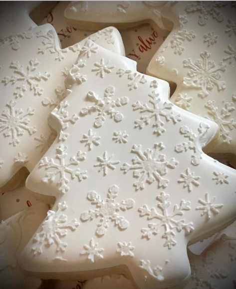 Snowflake Sugar Cookies Decorated, White Christmas Cookies Decorated, White Christmas Tree Cookies, White Christmas Cookies, Cookie Flooding, Snowflake Sugar Cookies, Christmas Sugar Cookies Decorated, Wreath Cookies, Snowman Cookies