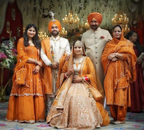 Wedding Matching Outfits, Punjabi Dress Design, Indian Bridesmaids, Family Wedding Photos, Punjabi Bride, Wedding Photoshoot Poses, Bridal Poses, Twin Outfits, Indian Photography