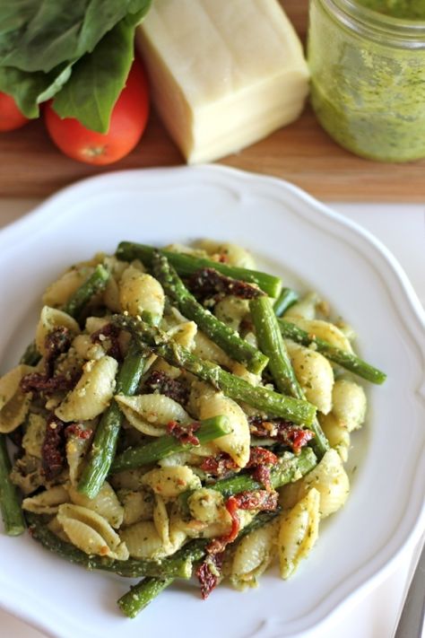 Pesto Pasta with Sun Dried Tomatoes and Roasted Asparagus - A quick and easy dish for those busy weeknights, and it’s chockfull of veggies! Pasta With Sun Dried Tomatoes, Resep Pasta, Resep Salad, Pasta Fatta In Casa, Salad Pasta, Roasted Asparagus, Sun Dried Tomatoes, Pesto Pasta, Dried Tomatoes