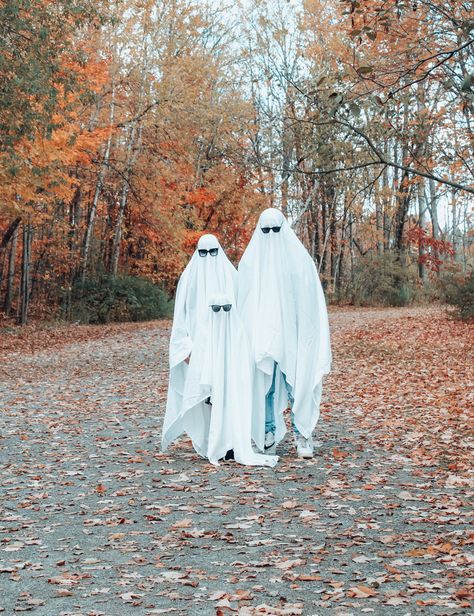 Spooky Fall Family Photos, Ghost Family Photoshoot, Family Ghost Costume, Ghost Family Costume, Family Halloween Pictures, Dog Ghost Costume, Spooky Photography, Halloween Ghost Family, Spooky Photoshoot