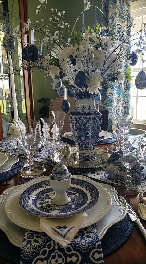 Blue And White China Dining Room, Blue And White Dinnerware Tablescape, Decorating With Blue Willow, Blue Willow Wedding Table Settings, Blue And White China Kitchen, Blue Dishes Table Setting, Chinoiserie Table Setting, Blue Willow Tablescapes, Table Settings Blue