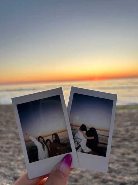 Instax Camera Photo Ideas, Holiday Polaroid Pictures, Polaroid Pictures Ideas, Polaroid Poses, Poloroid Pictures Ideas, Beach Polaroid, Polaroid Camera Pictures, Polaroid Pics, Girls Beach Trip