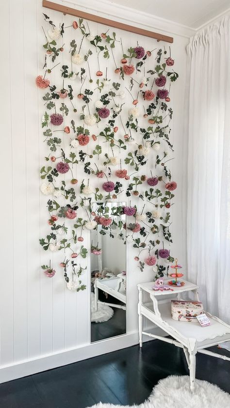 Flower Garland Diy, Wildflower Party, Diy Flower Wall, Summer Wall Decor, Colorful Murals, Flower Wall Backdrop, Backdrop Ideas, Diy Projects For Kids, Wall Decor Ideas