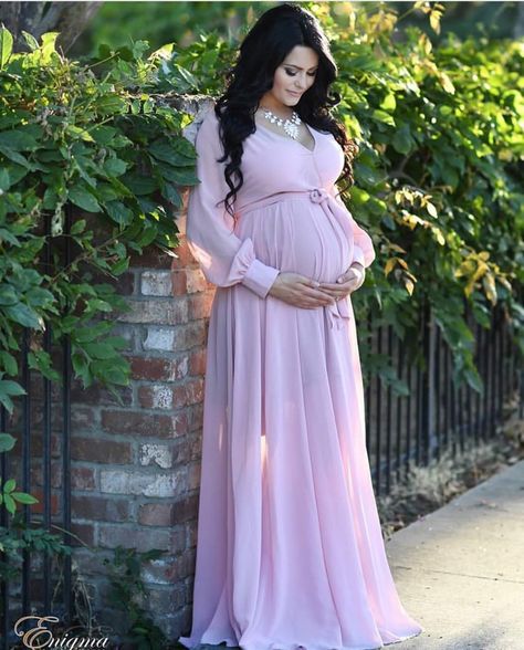 Maternity Evening Gowns, Pregnacy Fashion, Maternity Evening, Studio Maternity Photos, Maternity Evening Dress, Maternity Photography Poses Pregnancy Pics, African Attire Dresses, Maternity Photoshoot Outfits, Maternity Long Dress