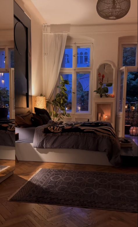 Cozy 90s Bedroom, Cozy Bedroom Window Aesthetic, Cozy Couples Bedroom, Grunge Apartment Aesthetic, Couple Apartment Aesthetic, Young Couple Apartment, Couple Apartment, Flat Decor, 1st Apartment