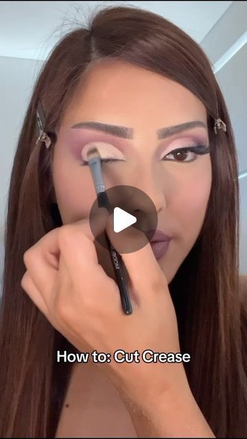 Krystal K Makeup on Instagram: "How to do a cut crease 🫶" Eyeshadow Crease Tutorial, Vegas Makeup Looks, How To Put Eyeshadow On, How To Apply Makeup Step By Step, How To Put Eyeshadow, Cut Crease Eyeshadow Tutorial, Maquillaje Cut Crease, Cut Crease Glitter, Smokey Eyeshadow Looks