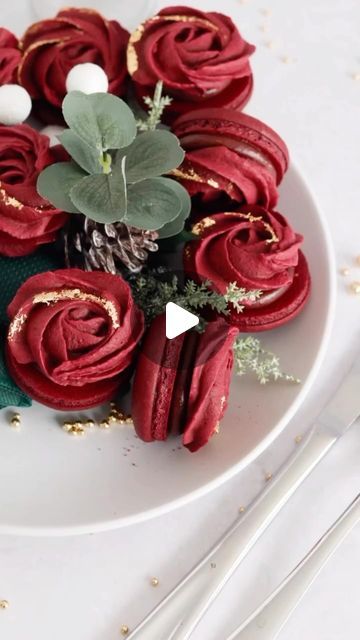 Burgundy Macarons, Rosette Macarons, New Years Macarons, Valentine’s Day Macarons, Burgundy Food, Cranberry Macarons, Red Macarons, Christmas Macaron, Macaroons Christmas