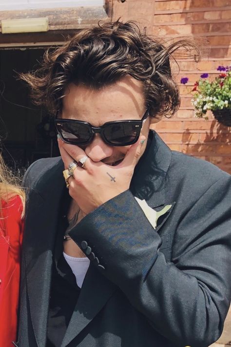 Harry Styles With Sunglasses, Harry Styles Glasses, Harry Styles Sunglasses, Harry Styles Icons, Cute Fruit, Glasses Sunglasses, Harry Edward Styles, Edward Styles, White Boys