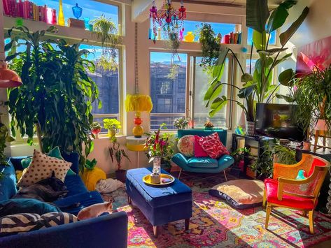 Boho Dining Room Colorful, Colourful Loft Apartment, Small Colourful Apartment, Colourful Appartement, Simple Colorful Interior Design, Colorful House Design, Apartment Colors Ideas, Colorful Loft Apartment, Colourful Apartment Aesthetic