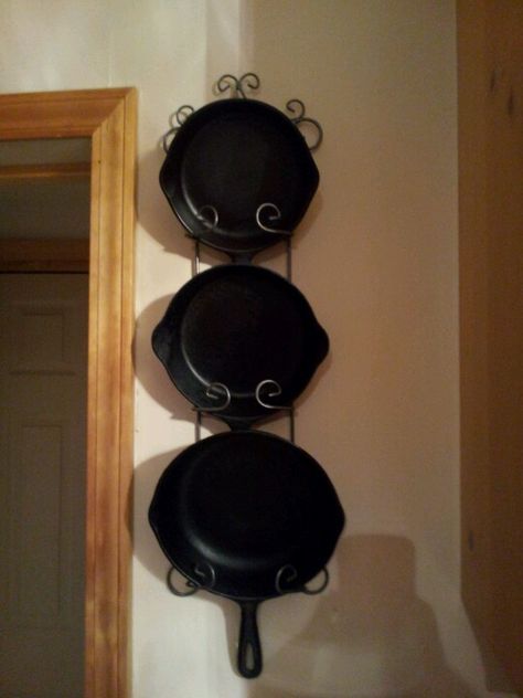 Display and store your cast iron pans! Cookware Display, Decorate Shelves, Organized Pantry, Iron Storage, Cast Iron Pot, Cast Iron Recipes, Iron Cookware, Cast Iron Cooking, Pot Rack