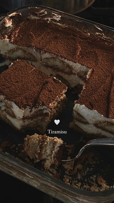 Eating At Home Aesthetic, Tiramisu Astetic, Tiramisu Instagram Story, Tirimasu Aesthetic, Food Photo Ideas For Instagram, Tiramisu Cake Aesthetic, Tiramisu Ideas, Tiramisu Christmas, Aesthetic Tiramisu