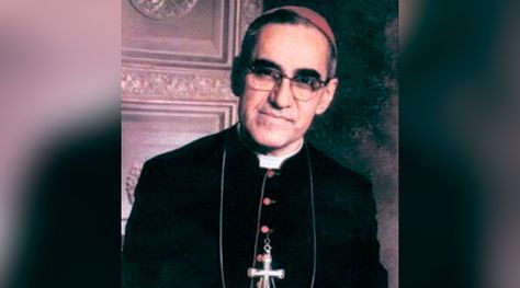 El Papa Francisco ha autorizado en la mañana de este martes la promulgación del decreto que reconoce el martirio de Mons. Óscar Arnulfo Romero Galdámez, Arzobispo de San Salvador, asesinado en 1980; así como de tres sacerdotes –dos polacos y uno italiano-, asesinados en Perú en 1991 por el grupo terrorista Sendero Luminoso. Oscar Romero Quotes, Liberation Theology, Oscar Romero, Pope John Paul Ii, Social Injustice, Holy Father, John Paul Ii, Pope John, Papa Francisco