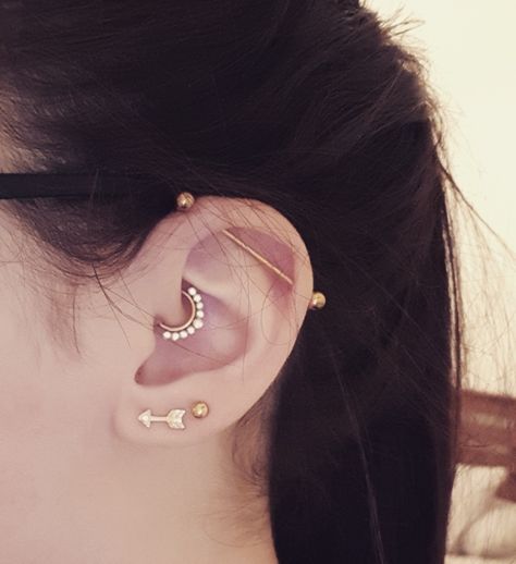 Daith With Industrial Piercing, Daith Piercing With Industrial, Industrial And Daith Piercing, Darth Piercing, Daith And Industrial Piercing, Daith Piercing Ideas, Gold Industrial Piercing, Piercing Curation, Ear Piercing Gold