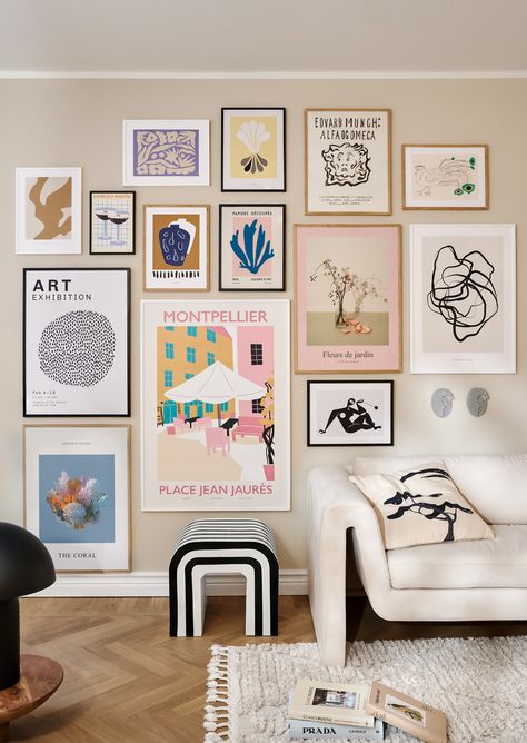 Studio In's edition | Postery Gallery Wall Tips, Gallery Wall Bedroom, Perfect Gallery Wall, Creative Wall Art, Gallery Wall Living Room, Wall Art Ideas, Studio Studio, Creative Wall, Art Collage Wall