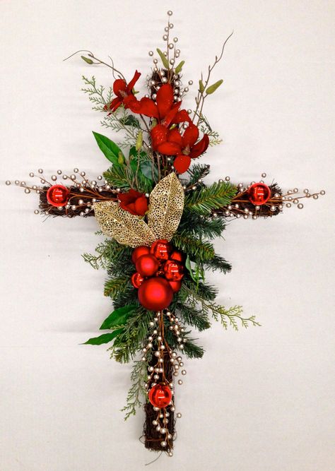 Cross Decorated For Christmas, Cemetary Christmas Ideas, Christmas Cemetery Decorations Ideas, Christmas Cross Wreath, Cemetary Decorations, Cross Ornaments, Cross Ideas, Gravesite Decorations, Cross Christmas Tree