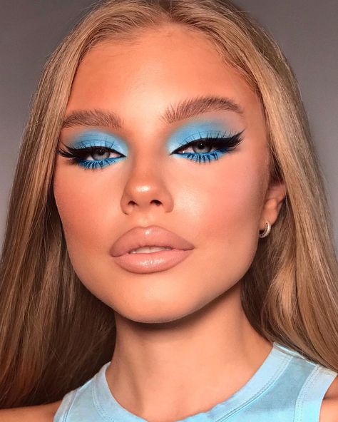 MAKEUP ARTIST FROM RUSSIA on Instagram: “BLUE MARINA 🌊🌊🌊 Как вам такой сочный макияж ?) MD @kate_motovilova” Sky Blue Makeup, Trucco Glam, College Makeup, Vegas Makeup, Blusher Makeup, Blue Makeup Looks, Pretty Eye Makeup, Everyday Makeup Tutorials, Glossy Makeup