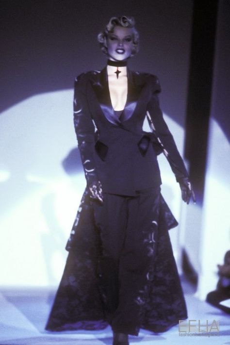 Thierry Mugler, Autumn-Winter 1992, Couture | Etienne Tordoir - Europeana Collections Outfits With Chokers, Prom Suit Dress, Runway Fashion Black, 90s Runway Fashion, Runway Fashion Couture, Outfits 90s, Thierry Mugler, Naomi Campbell, Dark Fashion