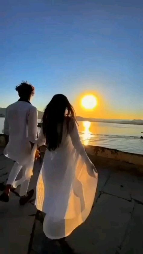 Free Couple Stock Footage Nature, Couple Asethics Video, Couple Walking Together Video, Love Video Aesthetic, Couple Video Ideas, Image Couple, Love Couple Images, Ayat Quran, Romantic Videos Couples