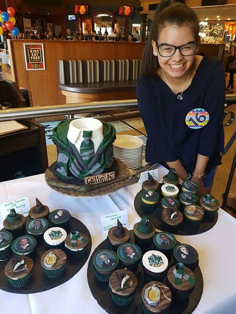 Slytherin themed cake and cupcakes with the very surprised and ecstatic sweet 16 Slytherin Sweet 16, Harry Potter Slytherin Wallpapers, Slytherin Cupcakes, Slytherin Cake Ideas, Draco Malfoy Birthday, Harry Potter Treats, Harry Potter Party Decorations, Slytherin Wallpaper, Birthday 24