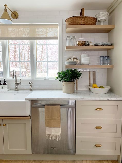 Small Kitchen Marble Countertop, Cream Cabinets Marble Countertops, Two Tone Kitchen Hardware, Warm Tone Kitchen Ideas, Cream Countertops Kitchen, Earth Toned Kitchen, Warm White Kitchen Cabinets, White Cabinets Brass Hardware, Warm Tone Kitchen