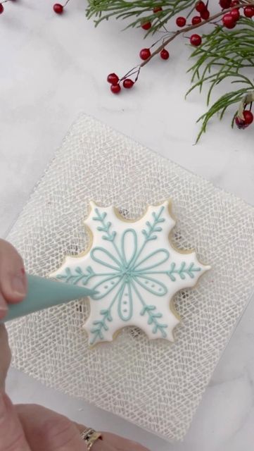 Snowflake Icing Design, Snowflake Sugar Cookies Decorated, Snowflake Sugar Cookie Designs, Snowflake Decorated Cookies, Snowflake Sugar Cookie, Snowflake Royal Icing Cookies, Snow Flake Cookies Royal Icing, Snowflake Cookies Royal Icing, Snowflake Cookie