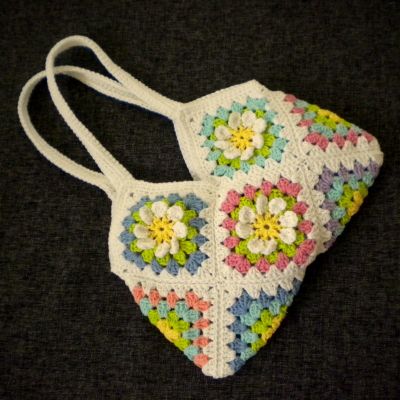 Sac Granny Square, Granny Square Häkelanleitung, Motifs Granny Square, Crocheted Purse, Sunburst Granny Square, Granny Square Projects, شال كروشيه, Granny Square Bag, Floral Purse