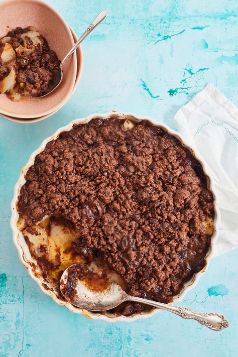 Pear and Chocolate Crisp is a perfect way to use your pears. Homemade Crisps, Pear And Chocolate, Chocolate Crisp, Crisp Recipes, Chocolate Crumble, Caramel Apple Crisp, Pear Crumble, Strawberry Rhubarb Crisp, Bigger Bolder Baking