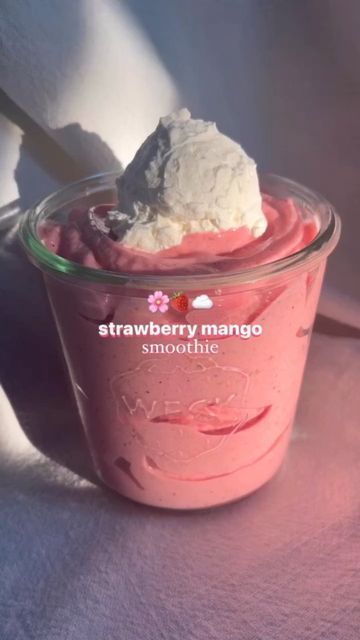 Strawberry Mango Smoothie, Fruit Smoothie Recipes Healthy, Easy Healthy Smoothies, Smoothie Drink Recipes, Refreshing Drinks Recipes, Smoothie Bowl Recipe, Easy Smoothie Recipes, Mango Smoothie, Easy Smoothies