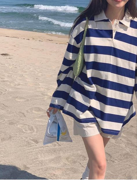 Striped Shirt Beach Outfit, Striped Shirt Outfit Aesthetic, Japanese Outfits Casual, Outfits With Striped Shirts, Polo Shirt Outfits, Chinese Fashion Street, Fashion Top Outfits, Korean Casual Outfits, Stripe Outfits