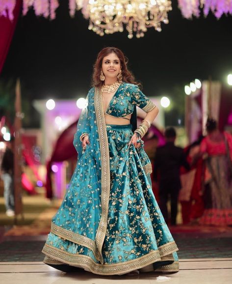 Party Lengha, Bridal Lehenga Wedding, Designer Lehnga Choli, Bridesmaid Suits, Wedding Dress Sewing Patterns, Types Of Clothing Styles, Designer Bridal Lehenga Choli, Velvet Embroidery, Indian Bridal Photos