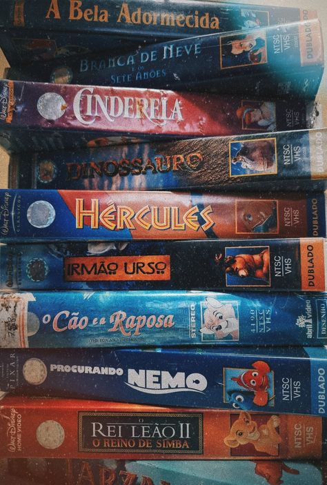 Coleção de filmes clássicos da Disney em VHS para Wallpaper de smartphones Purple Ketchup, 90 Aesthetic, Vhs Collection, Disney Vhs Tapes, Vhs Aesthetic, Aesthetic Retro, 80s Aesthetic, 2000s Aesthetic, Inside Job