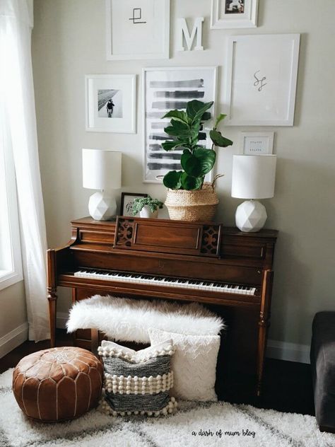 The piano is often the odd piece of furniture in the room that nobody knows how to decorate around. Well we've got 10 amazing examples of spaces that have worked it perfectly into their decor and even made it a focal point! | Home Made by Carmona #piano #musicroom #pianodecor Decorate Around A Piano, Piano Room Decor, Piano Living Rooms, Home Music Rooms, Piano Decor, Furnitur Ruang Keluarga, Music Room Decor, Piano Room, Audio Room