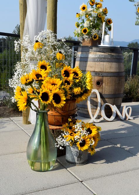 Sunflower arbor Sunflower Wedding Arbor, Wedding Goals Dreams, Sunflower Reception, Fall Sunflower Weddings, Wedding Sunflowers, Wedding Reception Tables Centerpieces, Sunflower Wedding Decorations, Rustic Sunflower Wedding, Sunflower Themed Wedding