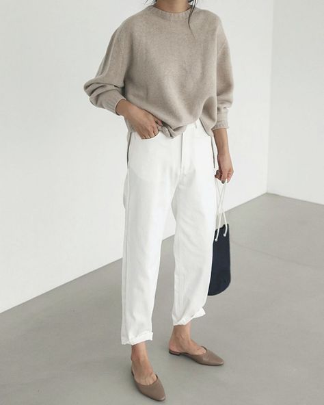 chic neutral fall outfit idea from deathbyelocution beige sweater, white straight-leg jeans, and taupe mule flats Nordic Street Style, Old Money Summer Outfits, Old Money Summer, Mum Style, Neutral Fall Outfits, Chique Outfit, I Want To Live, Looks Street Style, Neutral Outfit