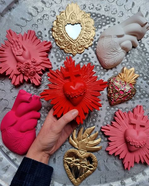 Wall Clay Art, Sacred Heart Decorations, Clay Sacred Heart, Mexican Heart Wall Decor, Feuille Aluminium Art, Milagros Heart, Mexican Milagros Sacred Heart, Sacred Heart Art, Kitsch Art