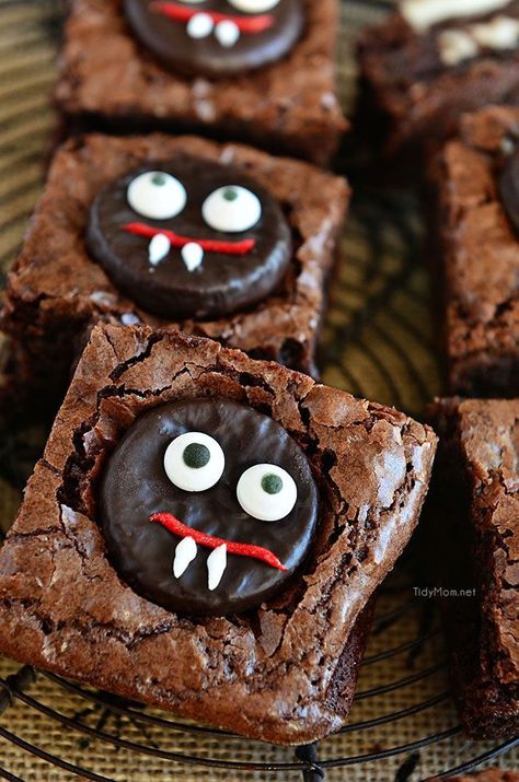 These easy mint Vampire Brownies make a fun Halloween treat! Halloween Appetizers For Adults, Brownie Treats, Halloween Appetizers Easy, Halloween Brownies, Halloween Party Appetizers, Panini Sandwich, Fun Halloween Treats, Halloween Decor Diy, Sandwich Ideas