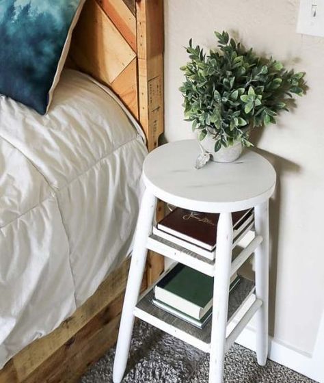 Small Bedroom Nightstand Ideas, Alternative Nightstand Ideas, Nightstand Ideas Diy, Nightstand Alternatives, Nightstands Ideas Bedside Tables, Tiny Bedside Table, Bar Stools Ideas, Small Bookshelf Ideas, Creative Nightstand