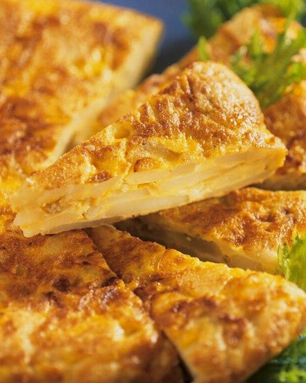 Du suchst nach einem leckeren Fingerfood-Rezept? Die Tortilla Española ist dafür hervorragend geeignet. Kartoffeln, Zwiebeln, Eier reichen schon aus – deine Gäste werden dich lieben. #daskochrezept #tortilla #espanola #spanisch #lecker #eier #omelette #kartoffeln Tortilla Espanola, Simple Healthy Breakfast, Spanish Omelette, Omelette Recipe, Spanish Tapas, Food Categories, Happy Meal, International Recipes, Food Network