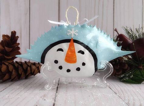 Crab Ornament, Crab Crafts, Crab Painting, Penguin Christmas Ornaments, Snow Crab, Ornament Snowman, Seashell Projects, Crab Shells, Beachy Christmas