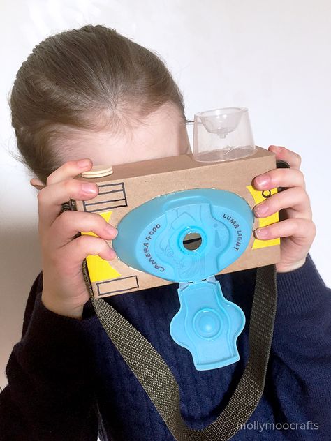 hello, Wonderful - 10 FUN WAYS TO MAKE A CAMERA FOR KIDS Cardboard Camera, Junk Modelling, Cardboard Toys, Homemade Toys, Toy Camera, Diy Cardboard, Childrens Crafts, Cardboard Crafts, Recycled Crafts