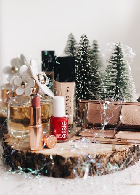 Christmas Photoshoot Makeup Ideas, Christmas Aesthetic Makeup, Christmas Makeup Products, Christmas Makeup Aesthetic, Makeup Photoshoot Ideas, Cosmetic Photoshoot, Christmas Makeup Looks, Glow Bar, Christmas Content